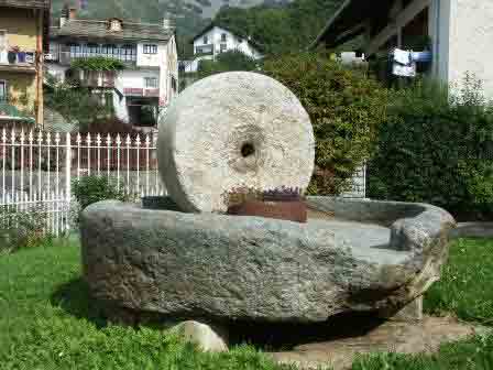 Antica macina in pietra per la produzione di olio di noce - Valchiusella (TO) Italia
